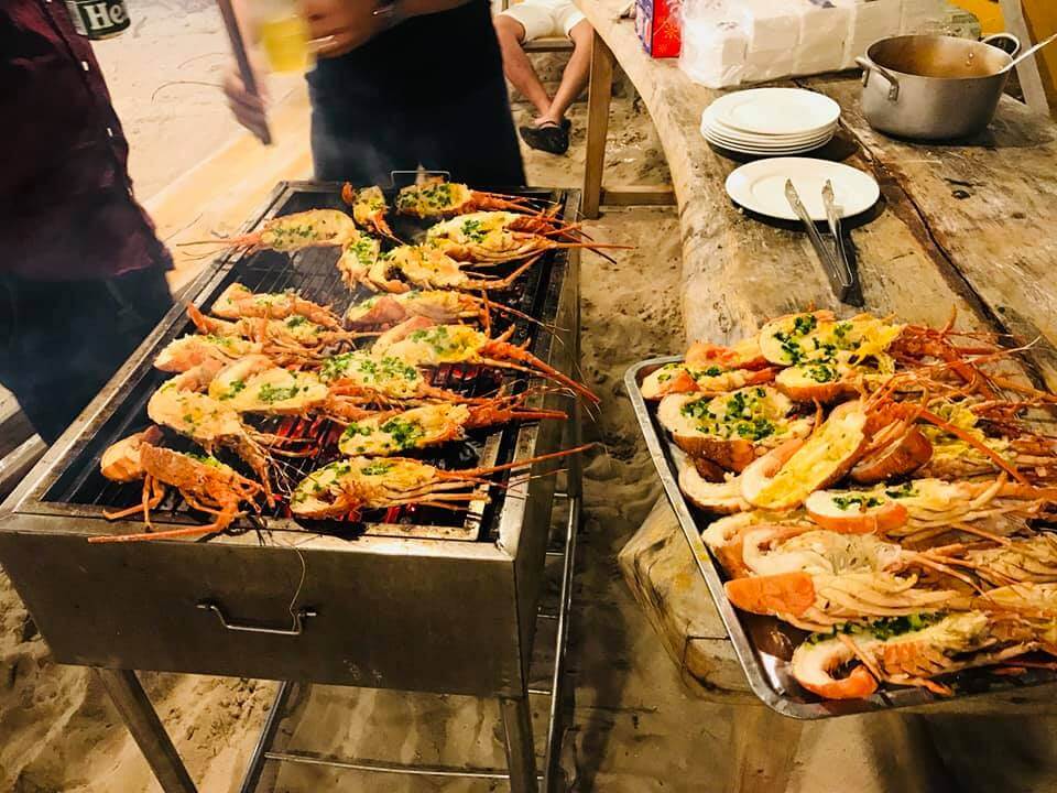 Tiệc BBQ của khách tại Đảo Hoa Vàng