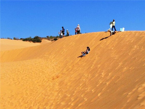Trượt cát tại đồi cát Phương Mai