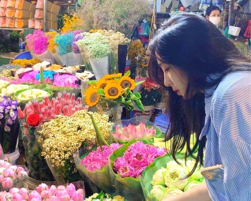 Sống ảo tại chợ hoa Quảng Bá