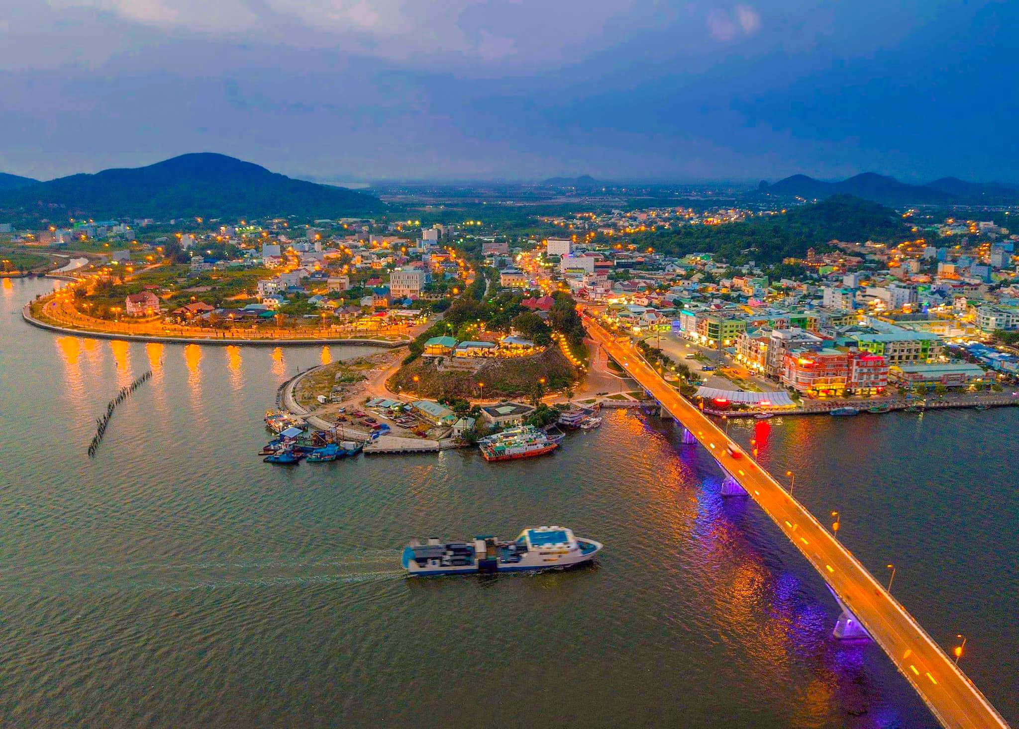Khung cảnh thành phố Hà Tiên