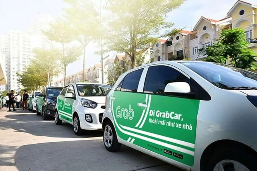 Grab taxi sẵn sàng phục vụ khách