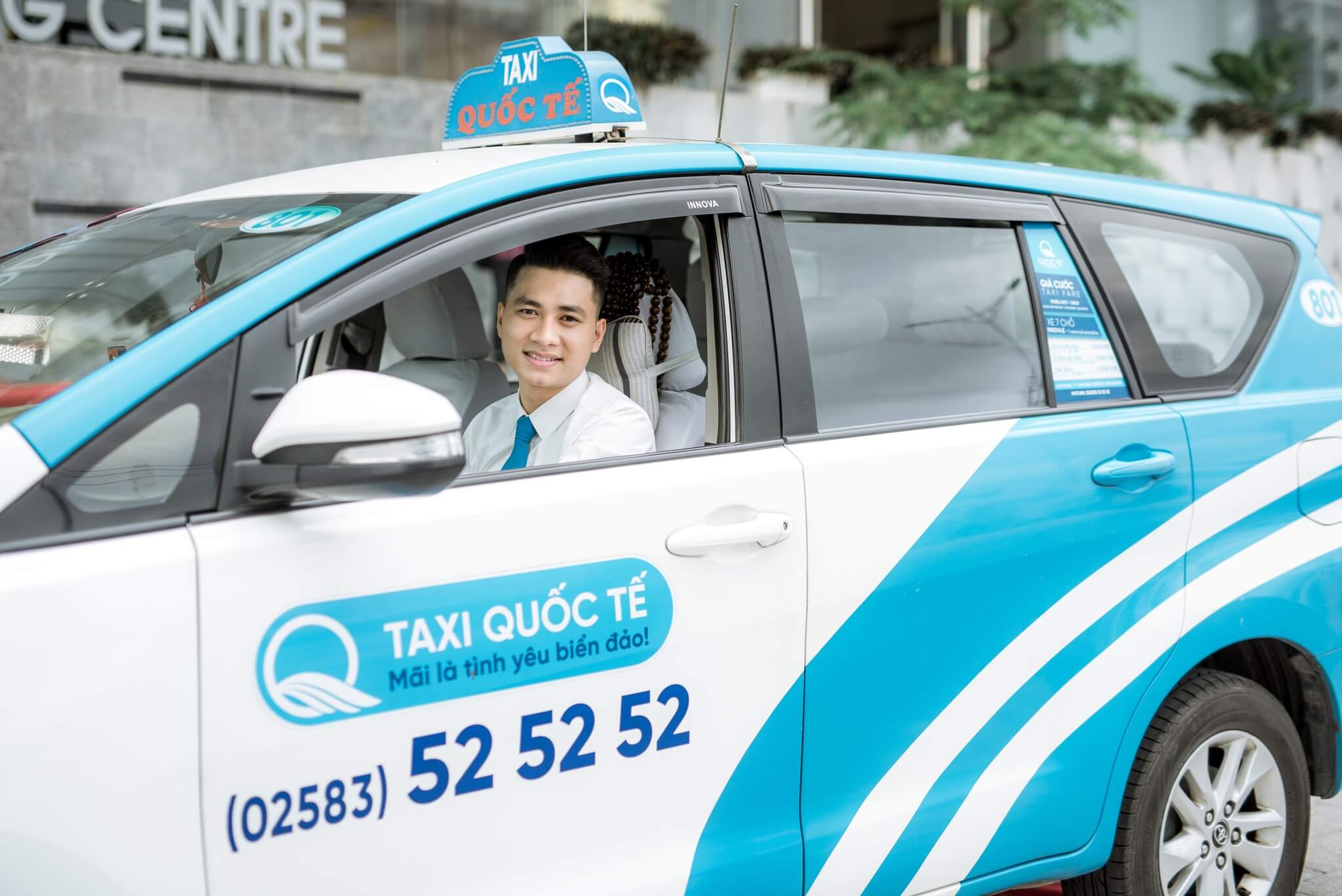 Tài xế từ dịch vụ taxi Quốc Tế chuyên nghiệp thân thiện