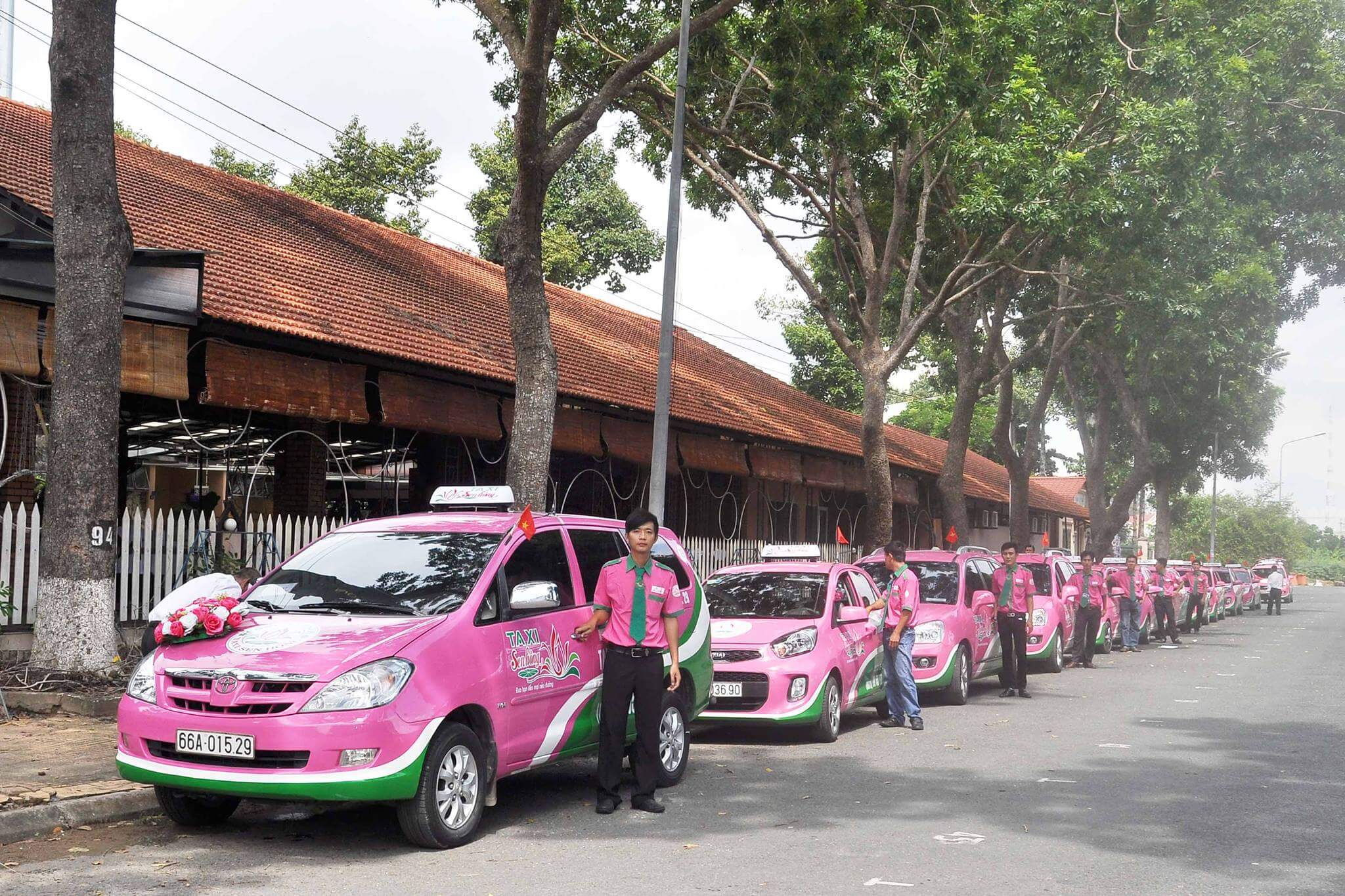 hệ thống taxi Sen Hồng