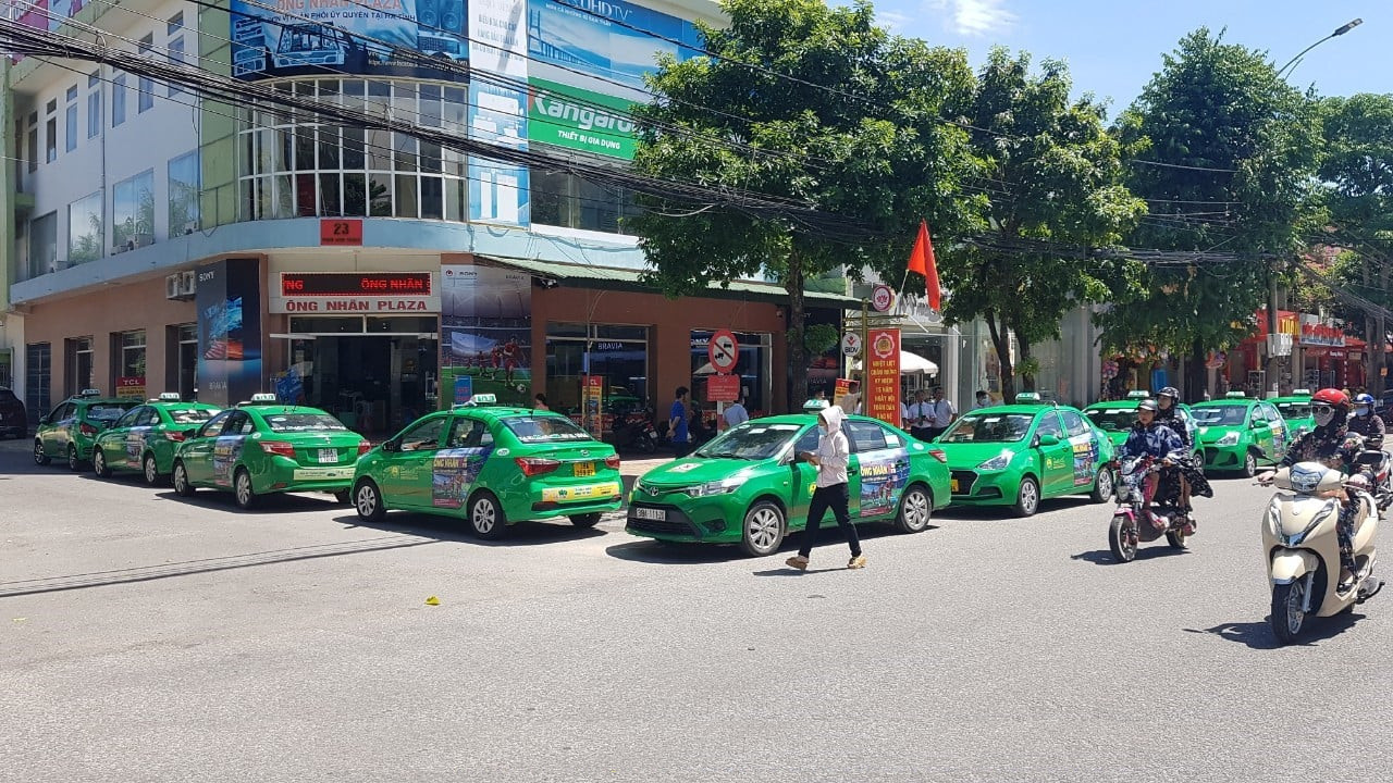 Hệ thống xe taxi Mai Linh sẵn sàng phục vụ khách