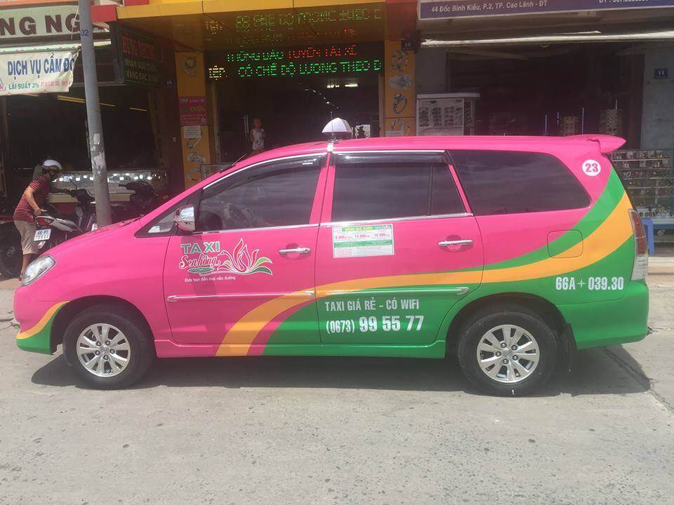 Xe taxi Sen Hồng