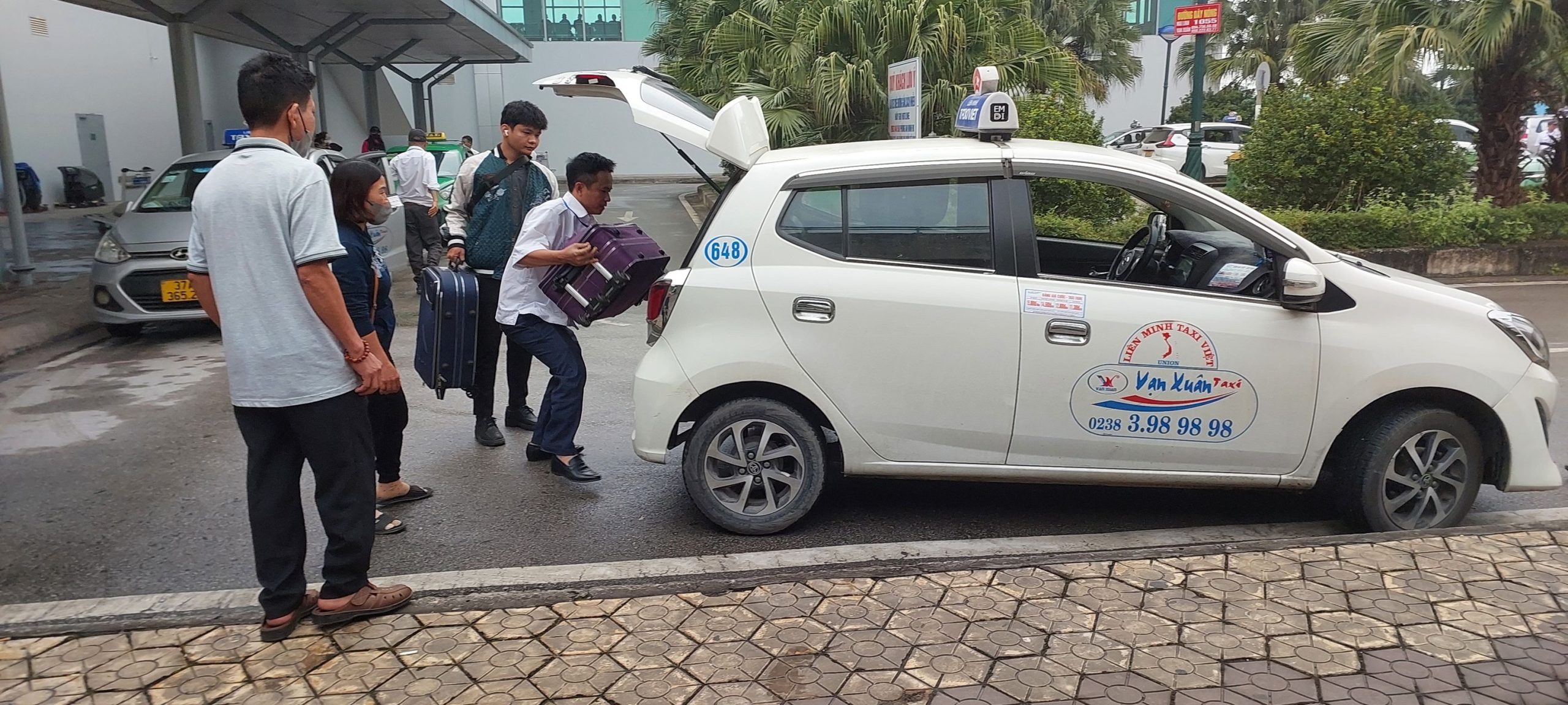 Nhân viên từ hệ thống taxi sẵn sàng phục vụ khách