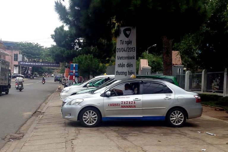 Hùng Nhân taxi đồng hành cùng khách trên mọi hành trình